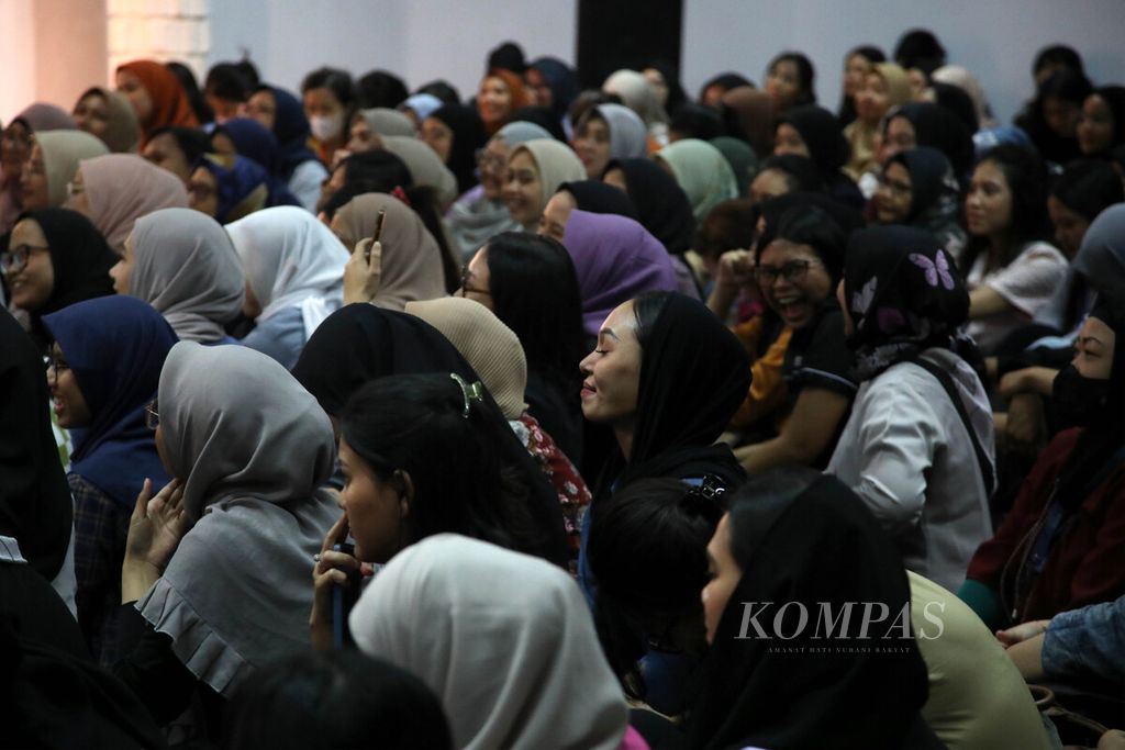 Kompas Gramedia employees listen to a sermon by Ustaz Habib Husein bin Ja'far at the Idul Fitri 1445 Hijriah Halalbihalal event for Kompas Gramedia employees at Bentara Budaya Jakarta, on Wednesday (8/5/2025).