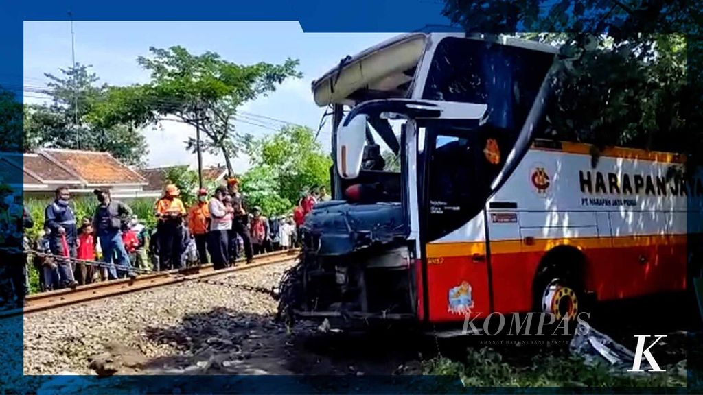 Kondisi badan bus PO Harapan Jaya yang disambar Kereta Api Rapih Dhoho relasi Blitar-Surabaya di Desa Ketanon, Kecamatan Kedungwaru, Tulungagung, Jawa Timur, Minggu (27/2/2022).