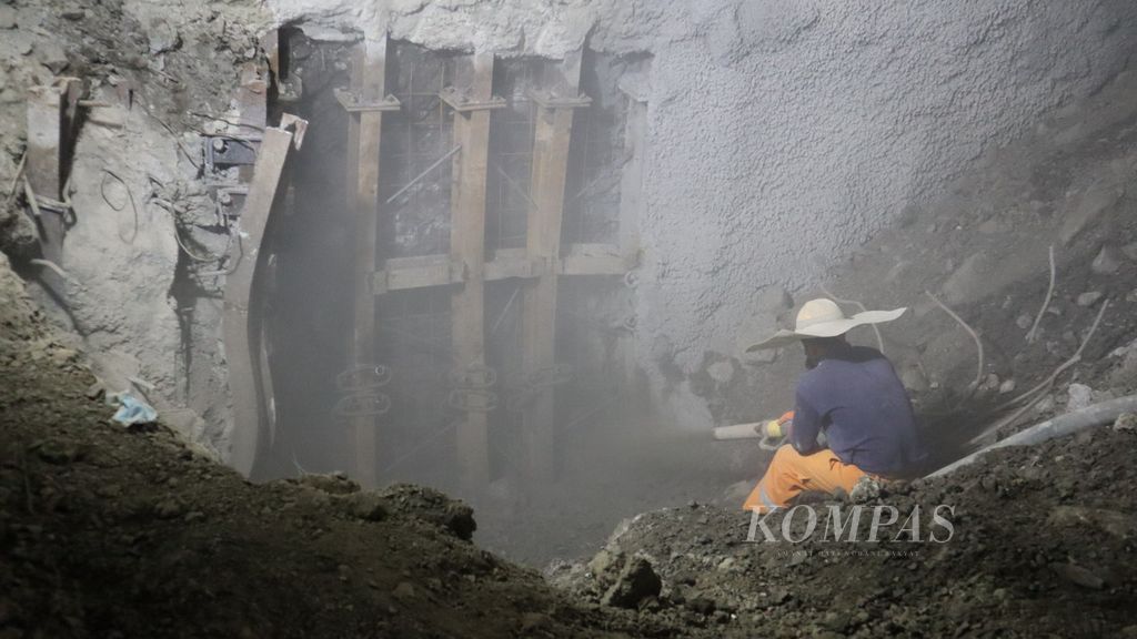 Seorang pelerka proyek menyemprotkan bahan untuk memplester secara manual dinding terowongan atau <i>tunnel</i> 2 jalur Kereta Cepat Jakarta-Bandung yang telah rampung digali di daerah Jatiluhur, Purwakarta, Jawa Barat, Selasa (21/6/2022).