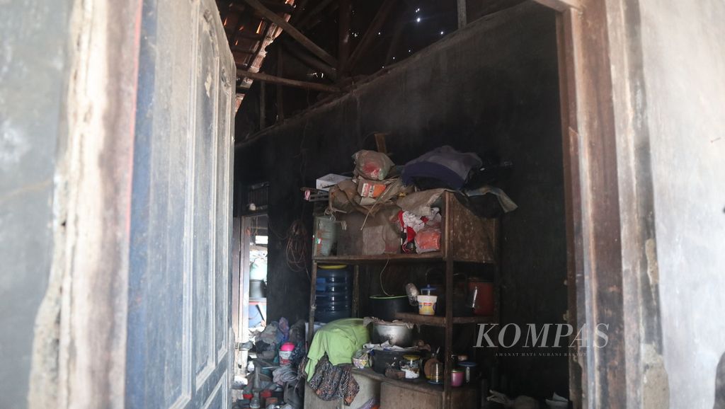 Potret rumah tidak layak huni di Kelurahan Panjunan, Kota Cirebon, Jabar, Kamis (6/10/2022).