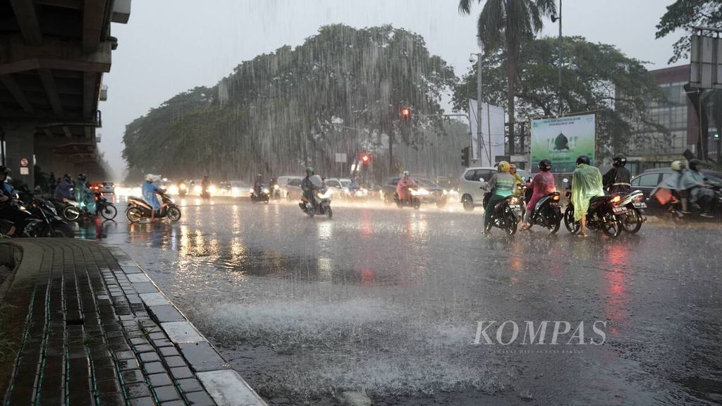 Hujan mengguyur di perempatan Pangkalan Jati, Kalimalang, Jakarta Timur, Senin (23/12/2019). Sebaran curah hujan di Jabodetabek masih kisaran sedang (20-50 mm per hari) hingga lebat (50-100 mm per hari). 