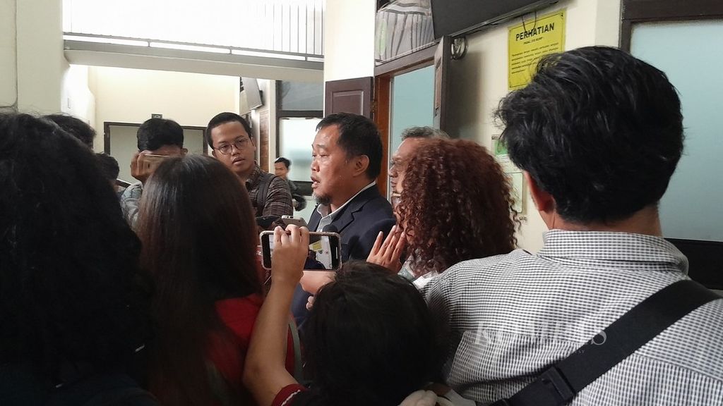 Koordinator Masyarakat Antikorupsi Indonesia Boyamin Saiman melayani <i>door stop</i> wartawan soal praperadilan kasus Harun Masiku di Pengadilan Negeri Jakarta Selatan, Senin (29/1/2024).