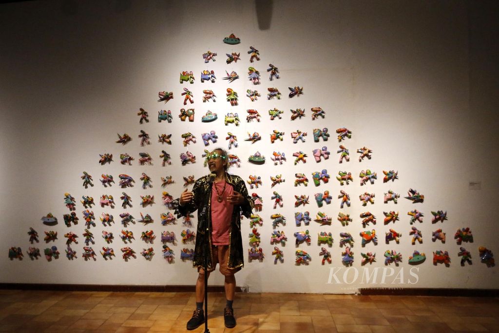 Pelukis Daniel Kho memberi sambutan saat pembukaan pameran tunggalnya yang bertajuk "OwALAH" di Bentara Budaya, Jakarta, Kamis (19/1/2023). Pameran akan berlangsung hingga 26 Januari. 