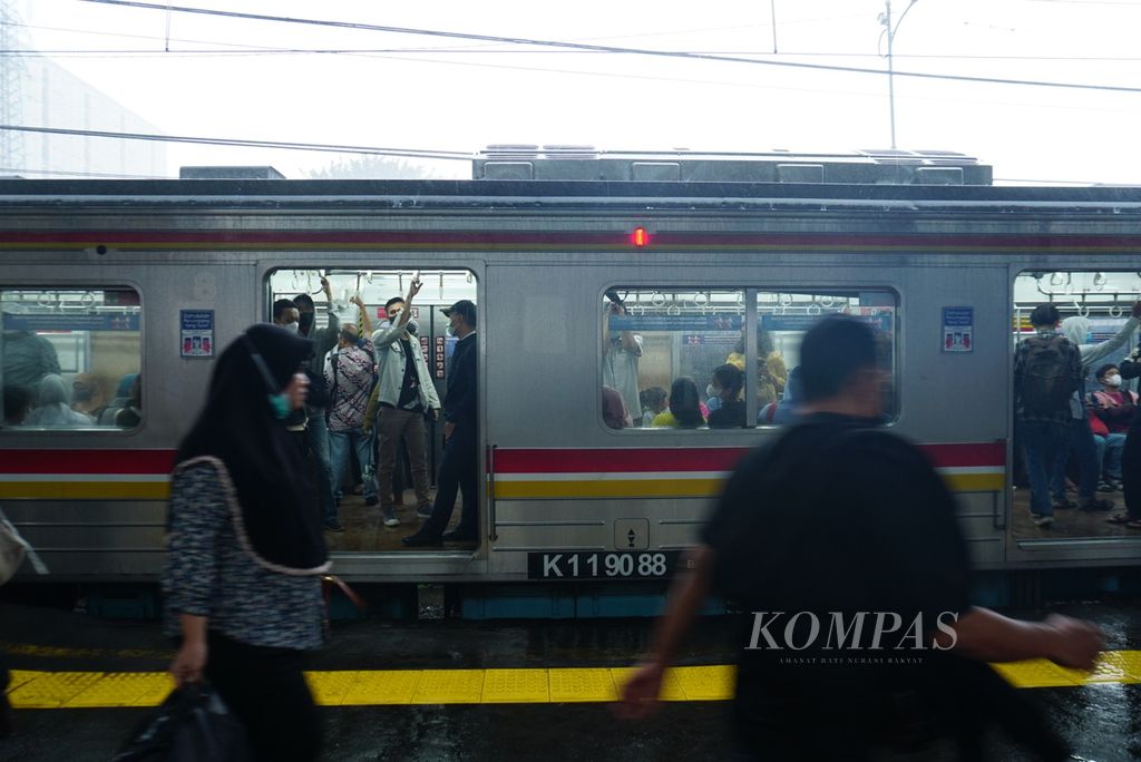 Para penumpang menunggu keberangkatan kereta rel listrik (KRL) dari Stasiun Tanah Abang, Jakarta, Kamis (30/3/2023). Setiap hari, sekitar 830.000 warga Jabodetabek bermobilitas dengan KRL.