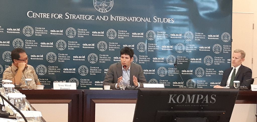 Komite Nasional Amerika Serikat untuk Hubungan AS-China berkunjung ke Centre for Strategic and International Studies (CSIS) di Jakarta, Rabu (11/1/2023). Rombongan AS dipimpin oleh Spencer Cohen (tengah), seorang pakar ekonomi. Ia didampingi Direktur CSIS Yose Rizal Damuri (kiri) dan anggota komite Jason Kelly (kanan).
