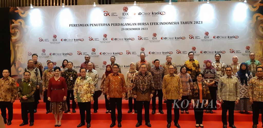 Foto bersama pejabat SRO pasar modal seusai Acara Peresmian Penutupan Perdagangan Bursa Efek Indonesia 2023 di Jakarta, Jumat (29/12/2023).
