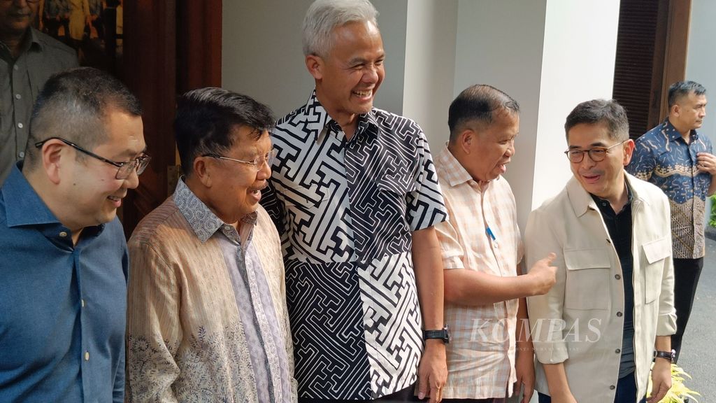 Calon presiden nomor urut 3, Ganjar Pranowo (ketiga dari kiri), mendatangi kediaman Wakil Presiden ke-10 dan ke-12 RI Jusuf Kalla (kedua dari kiri) di Jalan Brawijaya Raya, Jakarta, Minggu (19/11/2023).