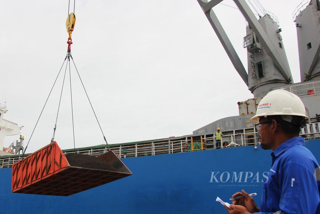 Proses muat cangkang sawit dari truk ke penampung untuk dimasukkan ke kapal di Pelabuhan Krueng Geukueh, Kecamatan Dewantara, Kabupaten Aceh Utara, Provinsi Aceh, Selasa (1/8/2023). Cangkang sawit tersebut dijual ke Jepang sebagai bahan bakar.