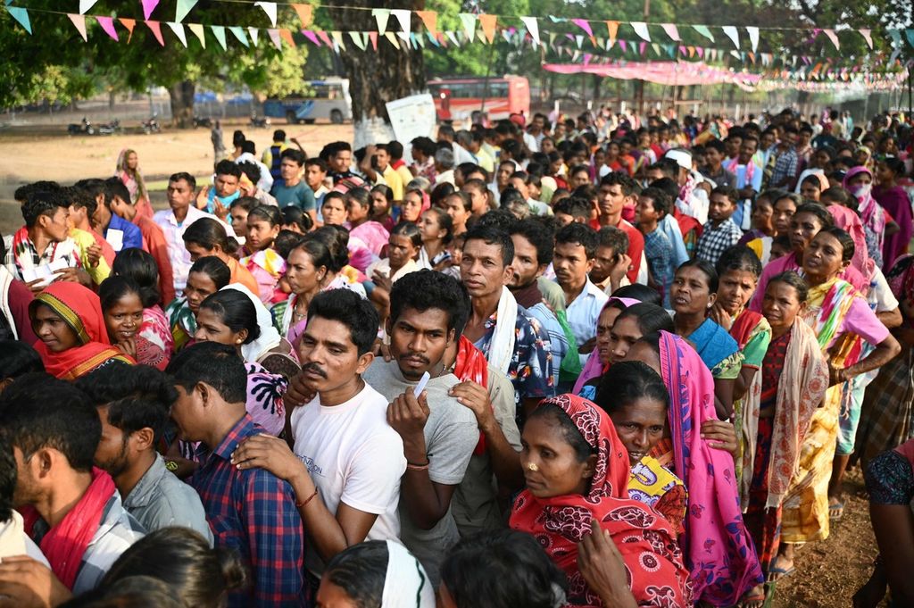 Para pemilih mengantre di luar tempat pemungutan suara (TPS) di Desa Dugeli yang terletak 33 km dari kota Dantewada di Negara Bagian Chhattisgarh, India, 19 April 2024. 
