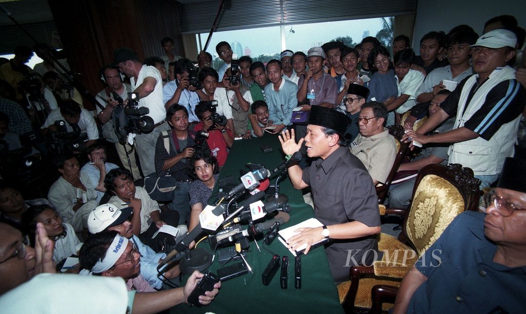 Pimpinan DPR Ketua Harmoko Wakil Ketua Ismail Hasan Metareum, Syarwan Hamid, Abdul Gafur dan Fatimah Achmad (tidak nampak) di Gedung DPR, Senin (18/5/1998), membuat pernyataan mengimbau Presiden Soeharto mengundurkan diri. Kompas/Johnny TG