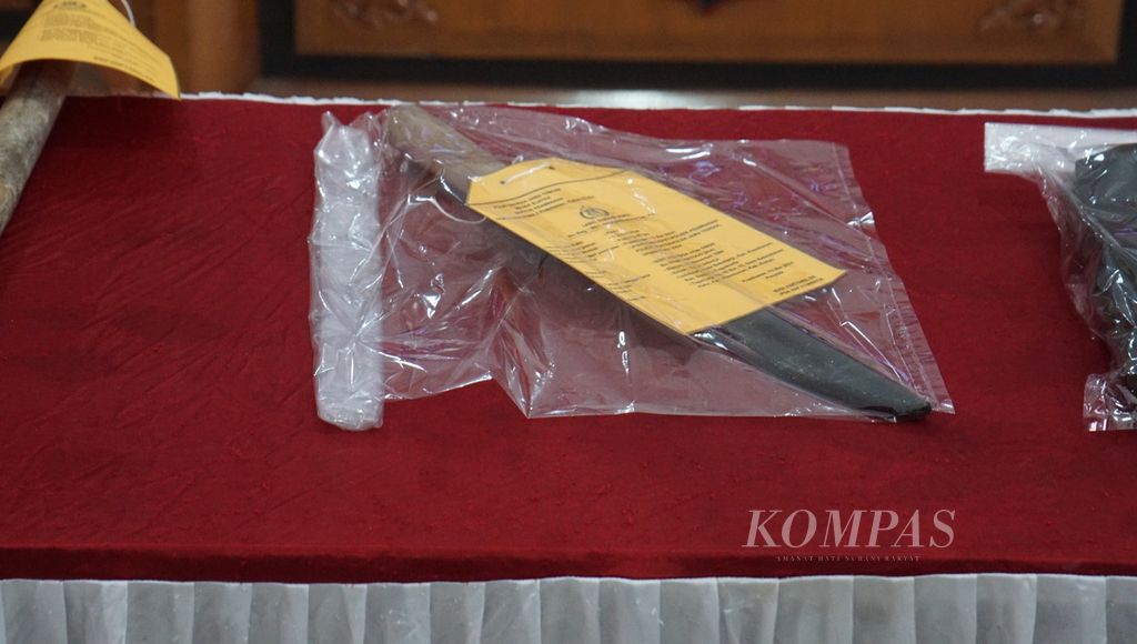 Beny Prayoga's sharp weapon was used to stab Wili and Sendi in the case at Klaten Police, Klaten Regency, Central Java, Tuesday (14/5/2024).