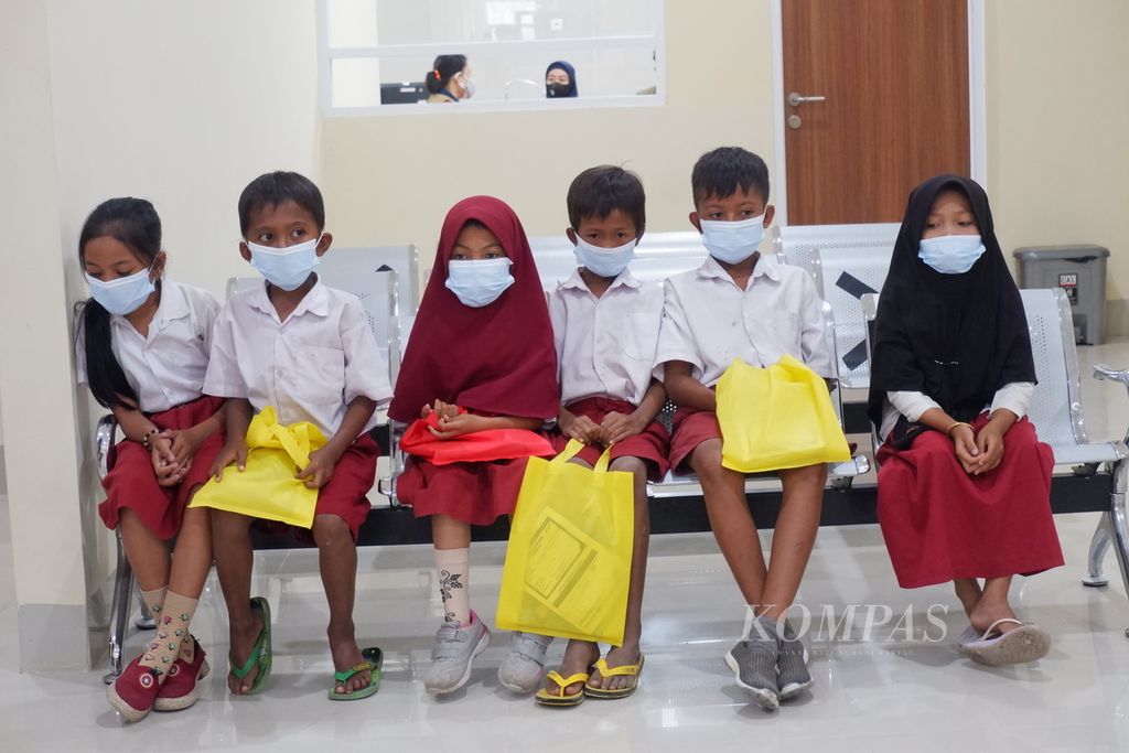 Para pelajar sekolah dasar mengikuti tahap observasi seusai mengikuti kegiatan vaksinasi Covid-19 di Rumah Sakit Mandalika di Pujut, Lombok Tengah, Nusa Tenggara Barat, Selasa (15/3/2022). Hingga saat ini, cakupan vaksin pertama sudah 90 persen lebih dan vaksinasi kedua sudah mencapai 80 persen lebih. Sementara Lombok Tengah (yang menjadi lokasi Mandalika) sudah 90 persen dan vaksin kedua di atas 80 persen.