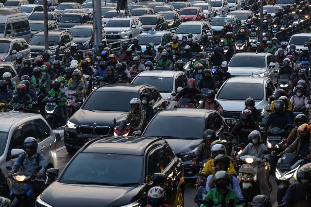 Kepadatan lalu lintas terjadi di Jalan Gatot Subroto, Jakarta Selatan, Selasa (9/5/2023). Pemerintah Provinsi  DKI Jakarta berencana mengatur jam kerja baru. Hal tersebut dilakukan untuk mengurai kemacetan yang selalu terjadi di Jakarta. Direktorat Lalu Lintas Polda Metro Jaya mencatat, 54 persen kemacetan terpusat pada jam sibuk, yakni pada pukul 06.00 hingga pukul 09.00 serta jam pulang kantor, yaitu di atas pukul 15.00. Sepanjang Januari sampai Juni 2022, di Jabodetabek terdapat 22,23 juta kendaraan roda dua, 4,14 juta kendaraan roda empat, 344,600 kendaraan berat, dan 840,600 angkutan umum. 