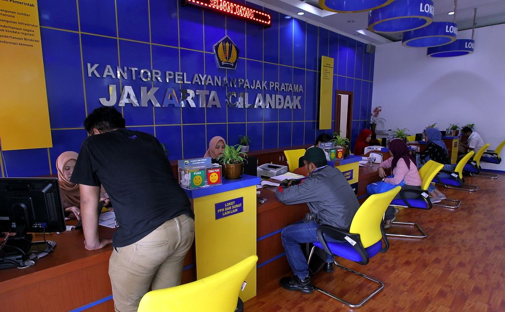Petugas pajak dari Kantor Pelayanan Pajak Pratama Jakarta Cilandak, Jakarta, Jumat (20/12/2019), melayani wajib pajak yang melaporkan masalah terkait dengan E-Faktur, NPWP PPH serta surat lainnya. 