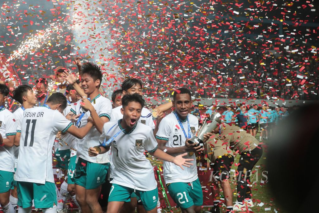 Pemain timnas Indonesia U-16 merayakan kegembiraan setelah menjuarai Piala AFF U-16 di Stadion Maguwoharjo, Sleman, DI Yogyakarta, Jumat (12/8/2022). Di partai final, Indonesia U-16 mengalahkan Vitenam U-16 dengan skor 1-0.