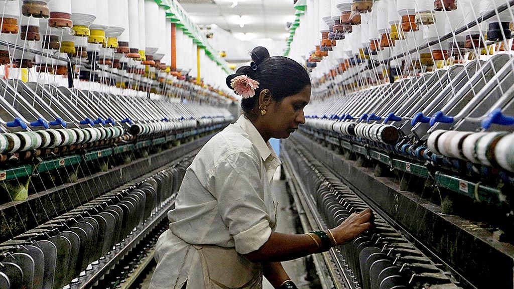 Seorang perempuan pekerja, Kamis (8/3), tengah bekerja di sebuah pabrik tekstil di Mumbai, India. 