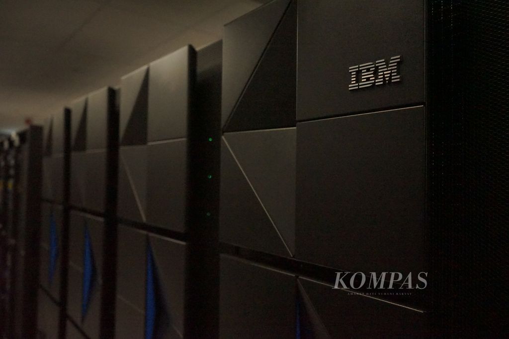Tampak depan dari komputer <i>mainframe</i> IBM Z16, komputer server kelas <i>enterprise</i> yang diklaim memiliki ketahanan terhadap peretasan kuantum (<i>post-quantum safe</i>), seperti yang terlihat pada fasilitas Test Floor IBM Systems di Poughkeepsie, New York, AS, pada Rabu (25/5/2022).