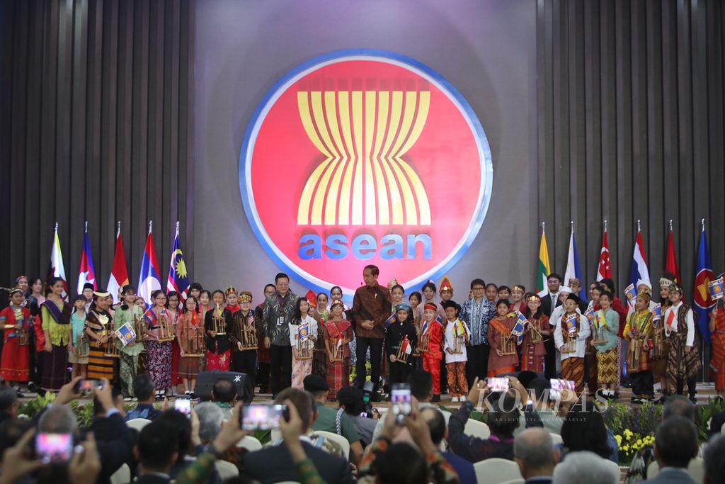Presiden Joko Widodo bersama Sekretaris Jenderal ASEAN Kao Kim Hourn dan Menteri Luar Negeri Retno P Marsudi berfoto bersama pelajar dari Sekolah Perkumpulan Mandiri Jakarta saat peringatan HUT ke-56 ASEAN di Gedung Sekretariat ASEAN, Jakarta, Selasa (8/8/2023). Selaian Joko Widodo hadir sejumlah menteri dan duta besar ASEAN dan negara sahabat. 