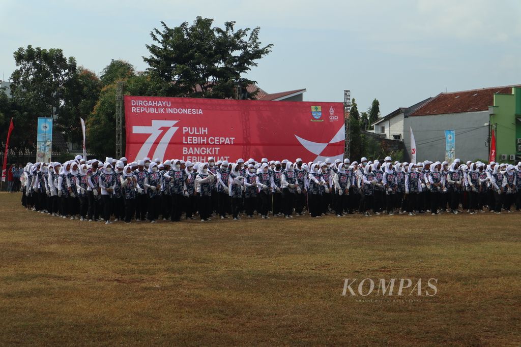 Suasana Hari Ulang Tahun Ke-77 Republik Indonesia di Stadion Madya Bima, Cirebon, Rabu (17/8/2022). Sekitar 2.022 pelajar dari berbagai sekolah di Cirebon turut tampil dalam rangkaian upacara tersebut.