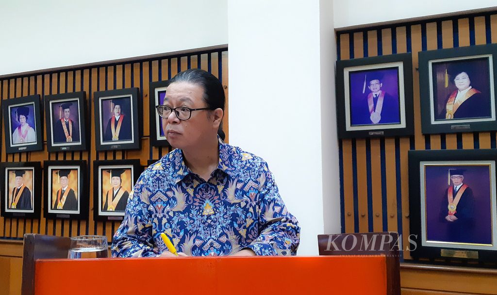 Ignatius Haryanto Djoewanto presented his dissertation entitled "Digital Disruption, Journalistic Field, and Transformative Capital in Kompas and Tempo (1995-2020)" at a doctoral promotion session at the Faculty of Social and Political Sciences, University of Indonesia in Depok, West Java, on Friday (April 19, 2024).