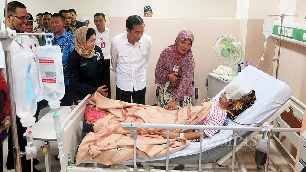 Presiden Joko Widodo menjenguk korban luka di Rumah Sakit Umum Daerah dr Zainoel Abidin Banda Aceh, Provinsi Aceh, Kamis (8/12) malam. Ada 23 korban luka dirawat di rumah sakit ini yang sebagian besar mengalami patah tulang. 