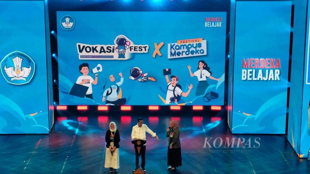 Presiden Joko Widodo berbincang bersama perwakilan pelajar saat pembukaan Vokasifest X Festival Kampus Merdeka yang digelar Kementerian Pendidikan, Kebudayaan, Riset, dan Teknologi di Taman Ismail Marzuki, Jakarta, Senin (11/12/2023).