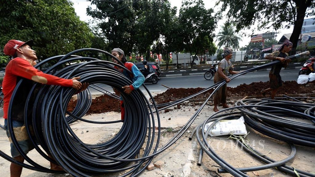Pekerja menanam pembungkus jaringan kabel internet dari sejumlah operator di jalan Panjang, Jakarta Barat, Kamis (23/8/2018). Berdasarkan survei Asosiasi Penyelenggara Jasa Internet Indonesia (APJII), Jumlah pengguna internet di Indonesia tahun 2017 telah mencapai 143,26 juta jiwa atau setara dengan 54,68 persen dari total jumlah penduduk.