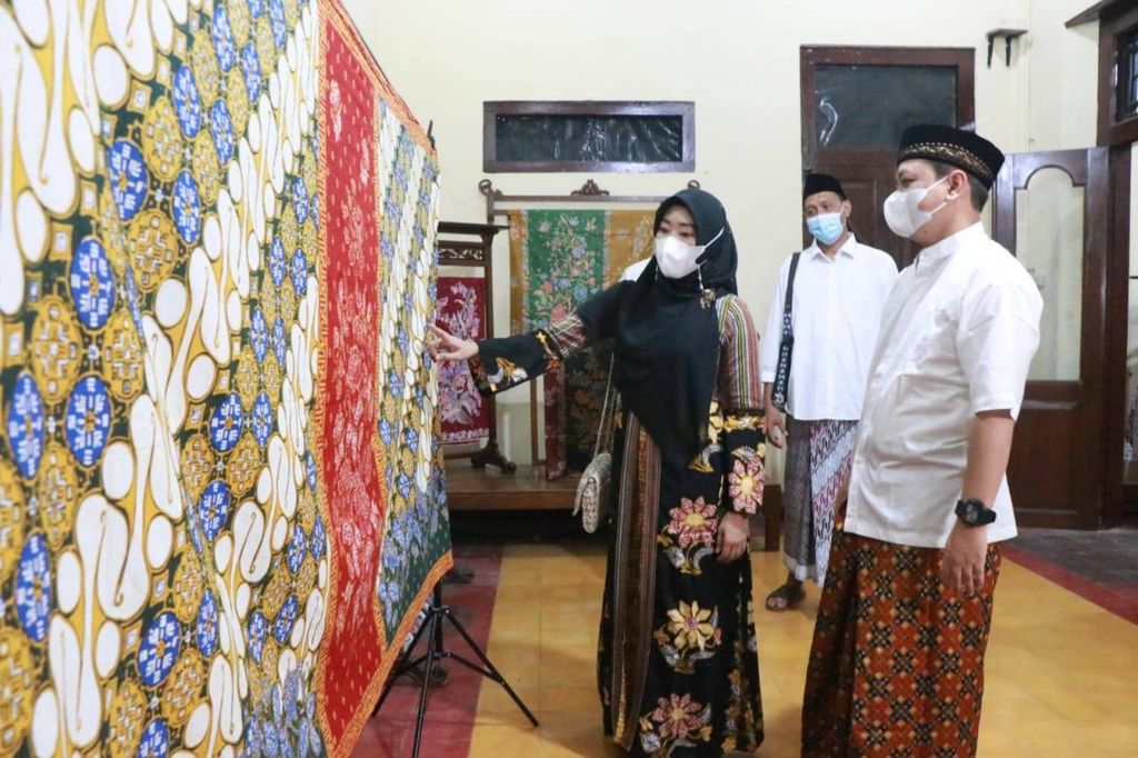Wali Kota Pekalongan A. Afzan Arslan Djunaid, mengunjungi Kampung Batik Kauman dalam rangka Hari Batik Nasional, sabtu (2/10/2021).  Pada kesempatan tersebut, Wali Kota Pekalongan meresmikan peluncuran sarung Batik Pakem Kaumanan di kampung tersebut
