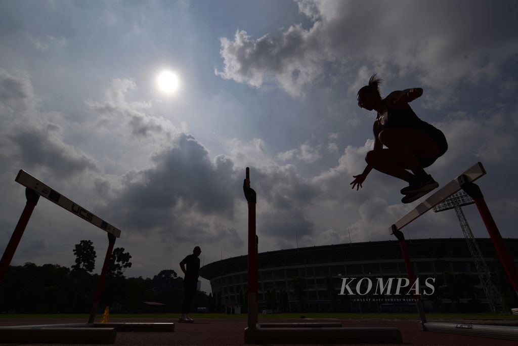 Pelari gawang putri 100 meter, Emilia Nova, berlatih di Stadion Madya Senayan, Jakarta, Selasa (25/4/2023). Meski baru pulih dari operasi tulang punggung tahap kedua, Emilia tetap berusaha memberikan hasil terbaik dalam SEA Games Kamboja 2023. 