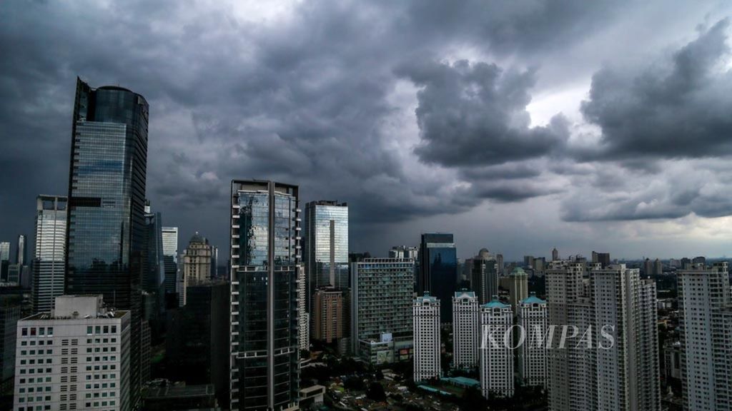 Mendung menggelayut di langit Jakarta beberapa waktu lalu. BMKG mengumumkan peringatan dini cuaca ekstrem yang akan melanda sejumlah wilayah di Indonesia dalam beberapa hari ke depan. 