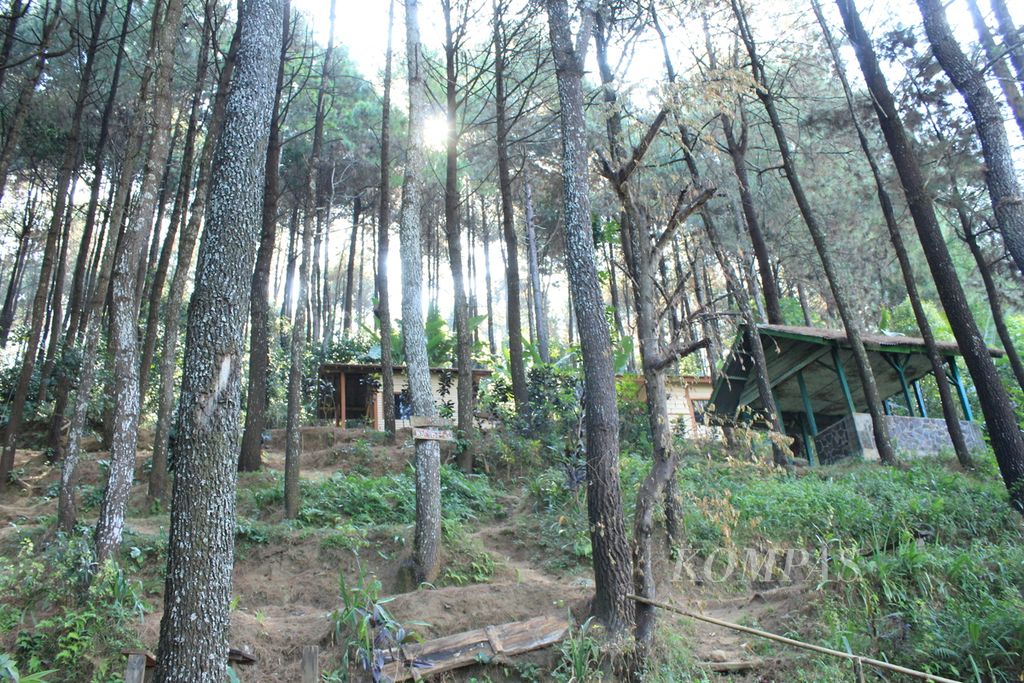 Suasana Pos Pendakian Cibunar di lereng Gunung Ciremai, Kabupaten Kuningan, Jawa Barat, Senin (7/8/2023). Pendaki bernama Dafiar Akbar (15) yang sempat dinyatakan hilang pada Minggu (6/8/2023) telah ditemukan pada Senin siang.
