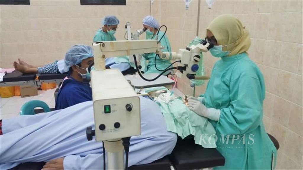 Tenaga medis Rumah Sakit Abdul Kadir Manambai Sumbawa Besar, Ibu Kota Kabupaten Sumbawa, Nusa Tenggara Barat, sedang melakukan operasi bagi penderita katarak. 