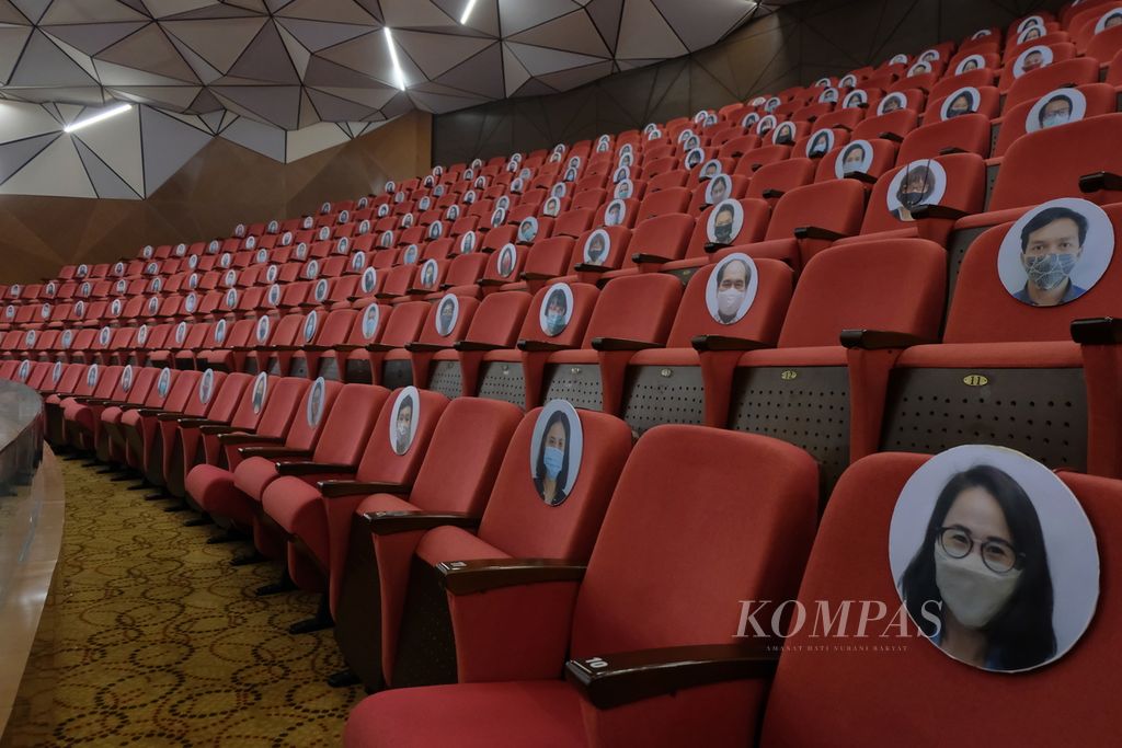 Suasana di teater Ciputra Artpreneur, Jakarta, Jumat (18/3/2022) malam. Teater ini digunakan untuk menggelar pertunjukan musikal bertajuk ”Hai Pemuda: The Musical” pada Sabtu (19/3/2022). Pertunjukan ini dibagi menjadi dua sesi. Masing-masing sesi berdurasi sekitar dua jam dan dihadiri oleh 500 penonton atau 50 persen dari kapasitas maksimal ruang teater.
