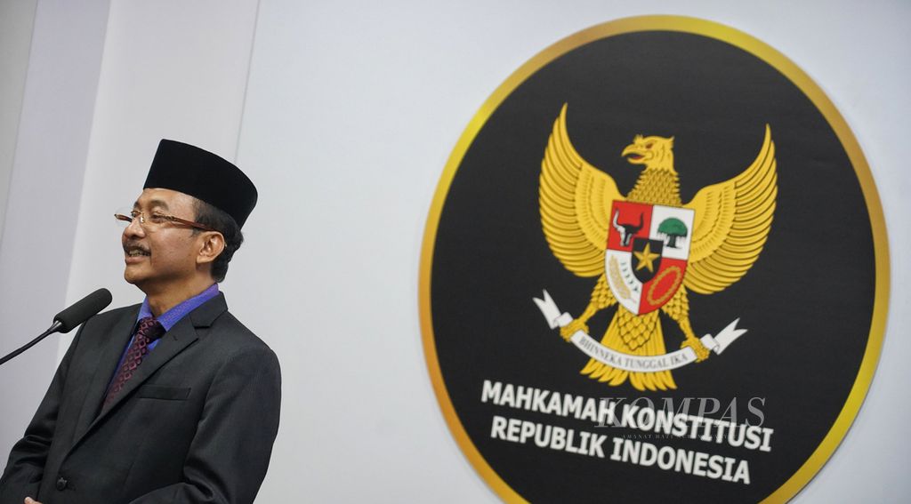 Ketua Mahkamah Konstitusi Suhartoyo saat melantik Ridwan Mansyur, Yuliandri, dan I Dewa Gede Palguna menjadi anggota Majelis Kehormatan Mahkamah Konstitusi (MKMK) di Gedung II Mahkamah Konstitusi, Jakarta, Senin (8/1/2024). 