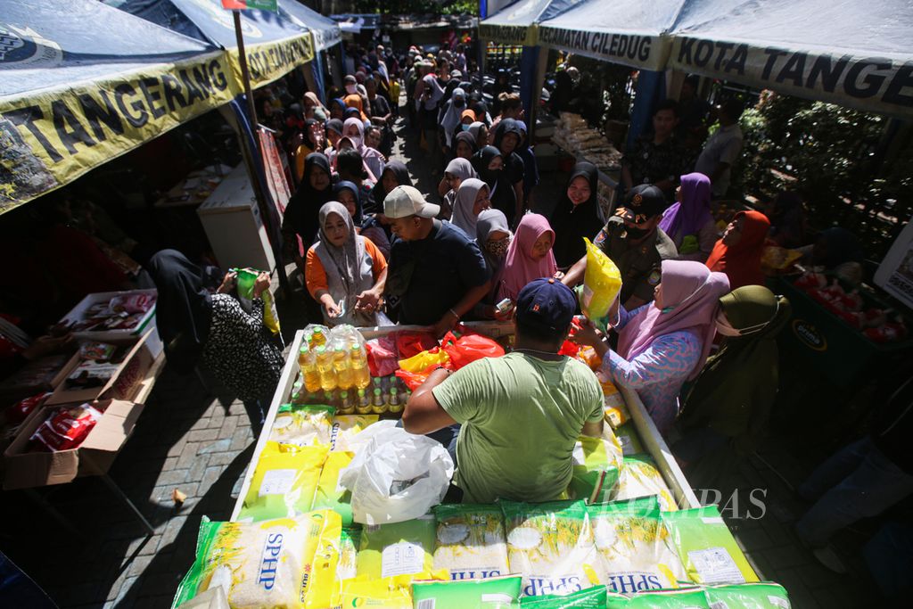Antrean panjang warga yang hendak membeli bahan pangan murah di kantor Kelurahan Parung Serab, Kota Tangerang, Banten, Kamis (22/2/2024). Sebanyak 250 lebih paket bahan pangan murah, seperti beras, gula, dan minyak goreng, dijual pada kesempatan tersebut. 