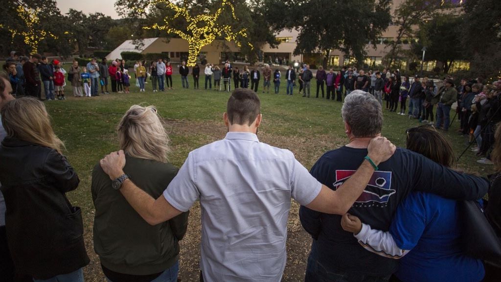 Warga berkumpul untuk memberikan penghormatan kepada korban penembakan di Thousand Oaks, California, AS, Kamis (8/11/2018). Penembakan yang dilakukan oleh veteran perang Korps Marinir AS berusia 28 tahun, Ian David Long, itu menewaskan 12 pengunjung bar.