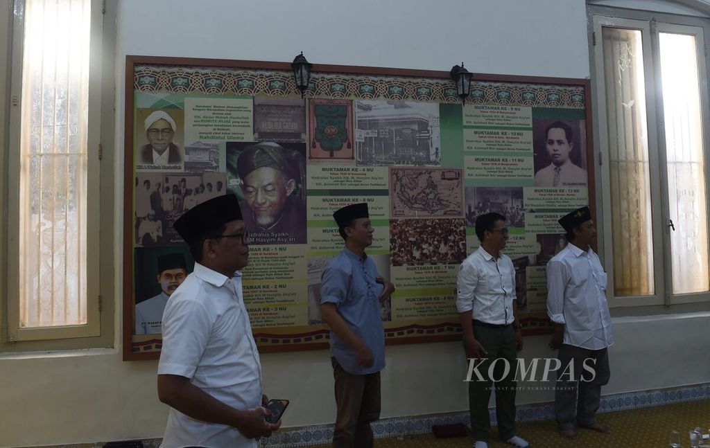 Informasi mengenai Muktamar NU di ruang dalam Kantor PCNU Surabaya yang dulunya merupakan Kantor Pengurus Besar NU atau HBNO (Hoofdbestuur Nahdlatul Oelama) pertama di Jalan Bubutan, Surabaya, Kamis (19/10/2023). Di gedung ini dulu dipakai rapat besar oleh KH Hasyim Asyari dan ulama NU se-Jawa-Madura yang bersepakat mencetuskan Resolusi Jihad NU pada 22 Oktober 1945. 