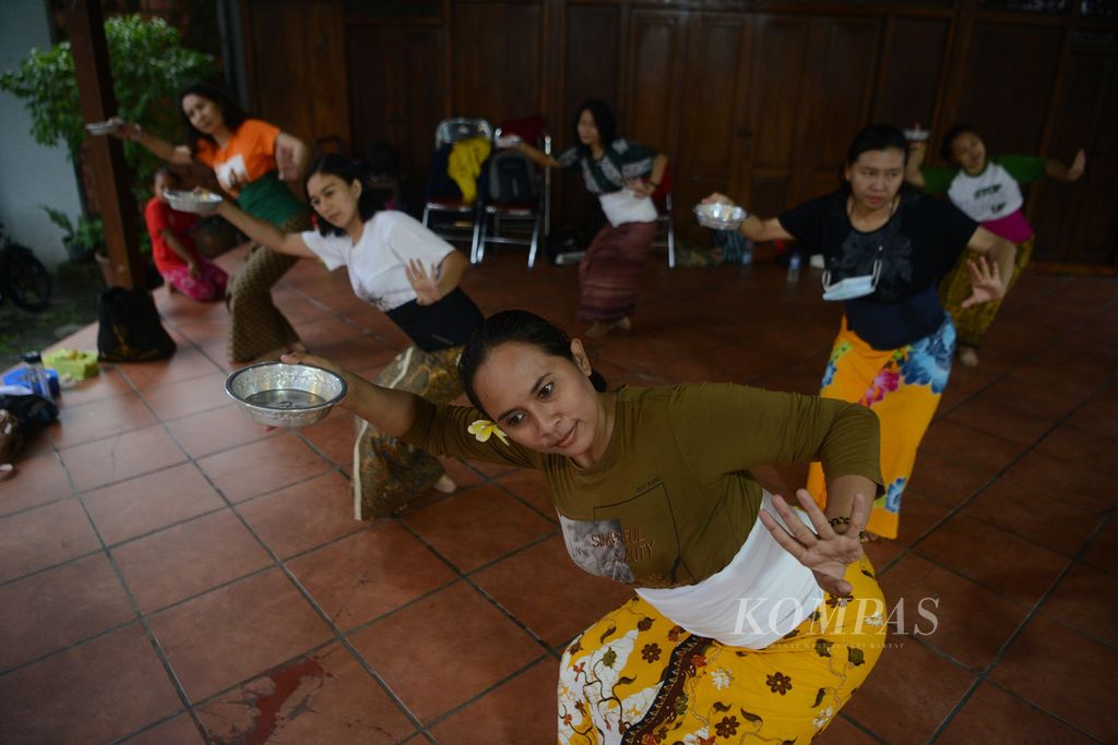 Sejumlah perempuan berlatih tari pendet di Sanggar Tari Semarak Candrakirana, Kerten, Laweyan, Surakarta, Jawa Tengah, Jumat (12/3/2021). Sanggar tersebut berperan sebagai salah satu wahana pelestarian seni tari di Kota Surakarta.