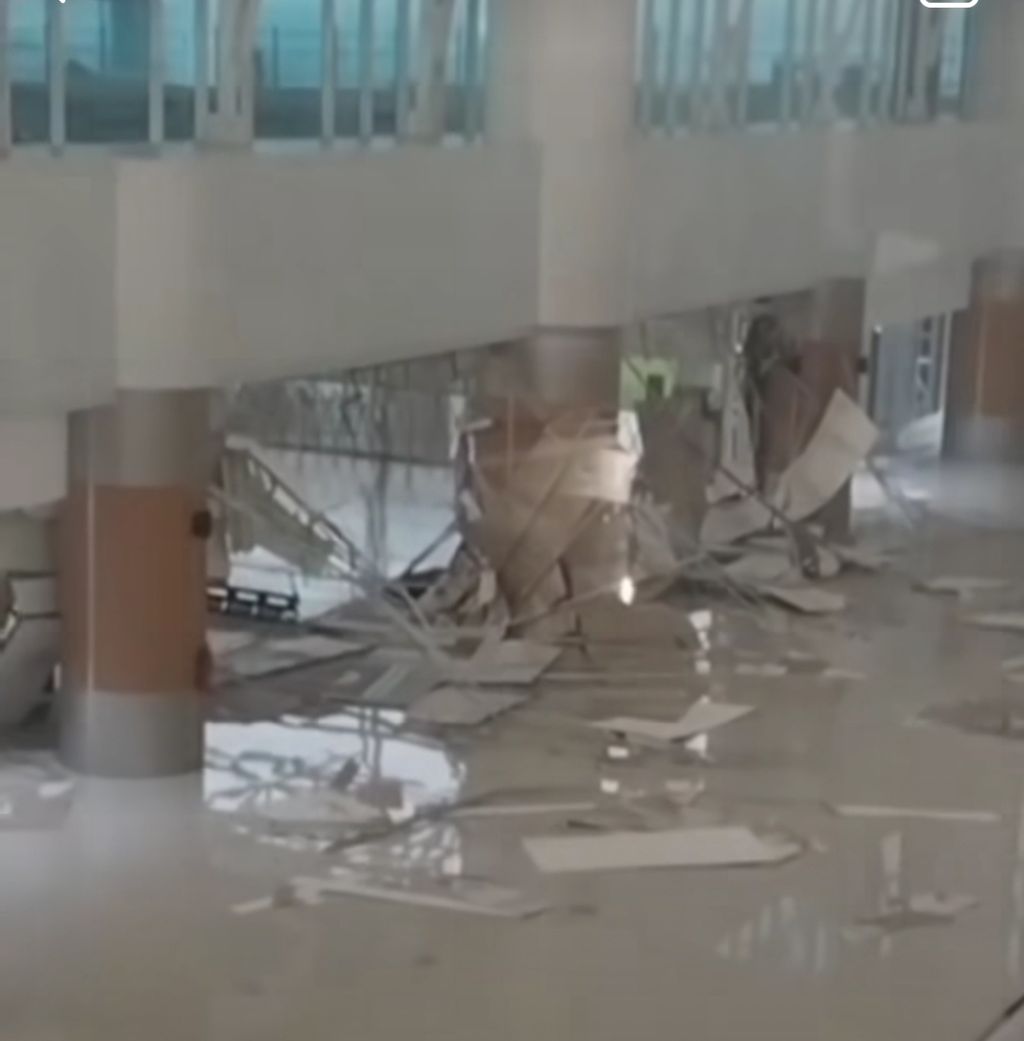 Potret kerusakan di dinding lantai dua Bandara Internasional Jawa Barat Kertajati di Kabupaten Majalengka, Sabtu (17/12/2022).