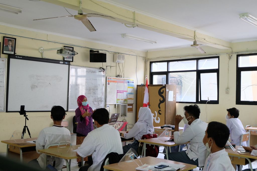 Suasana SMAN 25 Jakarta, Jumat (24/9/2021). SMAN 25 Jakarta adalah salah satu sekolah yang menggelar pembelajaran tatap muka (PTM) terbatas per 30 Agustus 2021. Jumlah siswa yang bisa mengikuti PTM terbatas hanya 50 persen dari kapasitas maksimal, sementara sebagian lainnya mengikuti pelajaran dari rumah.