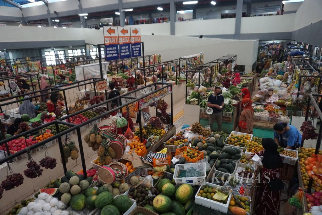 Ketua DPR Puan Maharani mengunjungi dan meresmikan Pasar Banjoemas di Kabupaten Banyumas, Jawa Tengah, Rabu (6/7/2022). Setelah meresmikan, Puan berkeliling pasar sambil membagikan kaus bergambar dirinya.