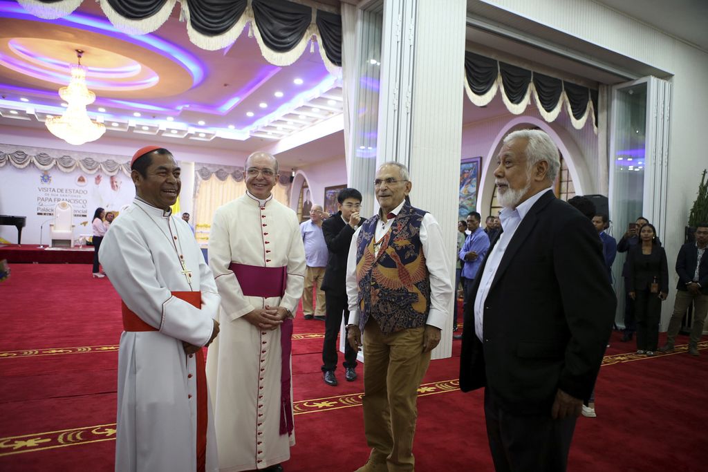 Perdana Menteri Timor Timur Xanana Gusmao (kanan), Presiden Jose Ramos Horta (kedua dari kanan), dan Uskup Dili Virg&Atilde;&shy;lio do Carmo da Silva, Kamis (5/9/2024), mengobrol dalam peresmian gedung untuk menyambut Paus Fransiskus ke Dili, Timor Timur. 