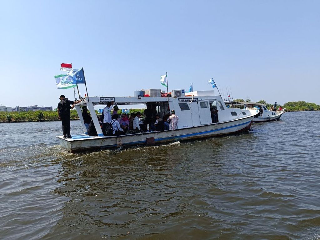 Menteri Koordinator Bidang Politik, Hukum, dan Keamanan Mahfud MD bersama tim naik kapal motor mengelilingi pesisir kampung nelayan di Marunda, Cilincing, Jakarta Utara, Rabu (20/12/2023).