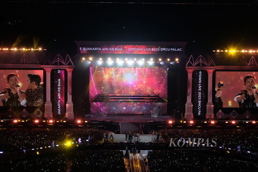 Changmin (kiri, anggota TVXQ) dan Siwon (kanan, anggota Super Junior) tampak di layar besar sedang bernyanyi pada penutupan konser SMTown Live 2023 SMCU Palace @JAKARTA yang berlangsung di Stadion Gelora Bung Karno, Jakarta, Sabtu (23/9/2023) malam. 