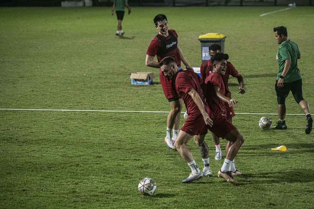 Pemain timnas Indonesia mengikuti latihan di lapangan latih Jakarta International Stadium (JIS), Jakarta, Kamis (23/3/2023). Latihan tersebut sebagai persiapan timnas Indonesia jelang bertanding melawan timnas Burundi dalam FIFA Match Day di Stadion Patriot Candrabhaga, Bekasi, Jawa Barat, pada Sabtu (25/3) dan Selasa (28/3).