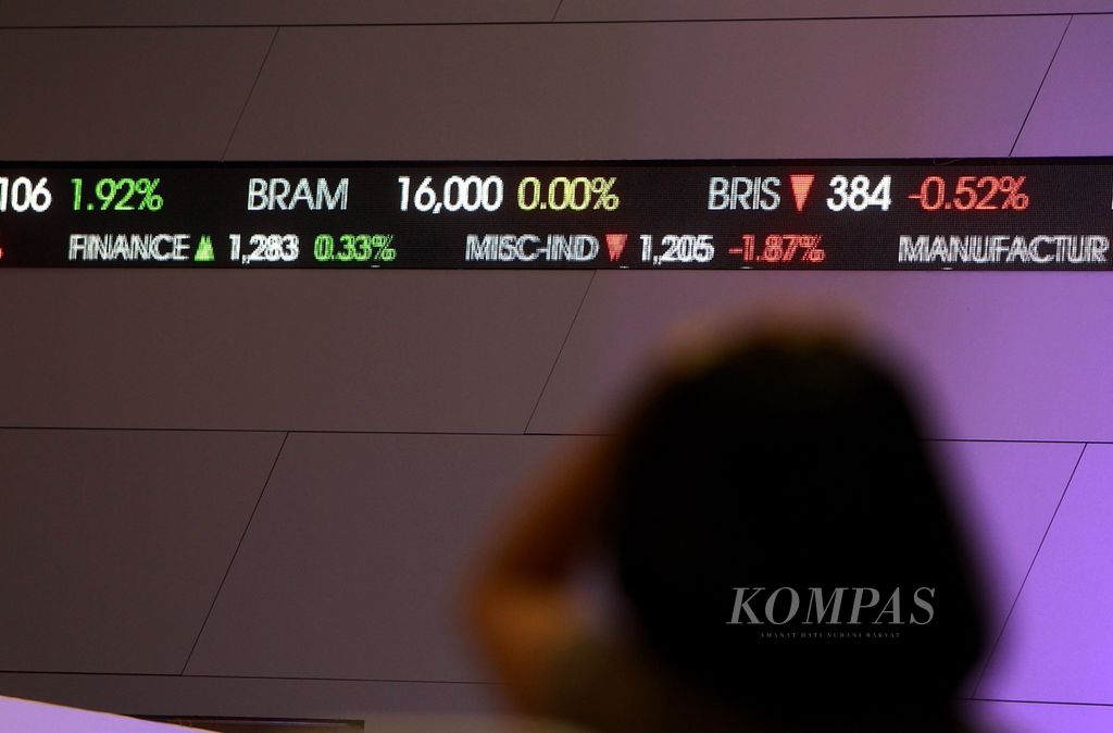 Pengunjung mengamati pergerakan harga saham di lantai Bursa Efek Indonesia, Jakarta, Jumat (1/11/2019). 