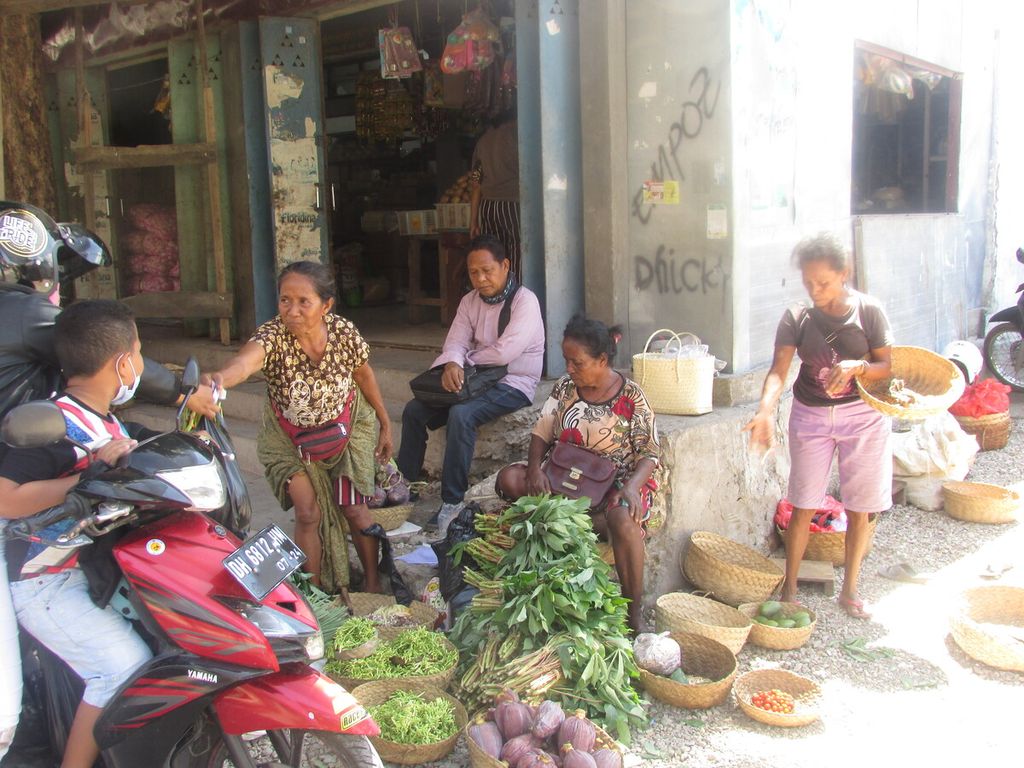 Hasil pertanian seperti ini biasanya didatangkan dari desa dan kelurahan pinggiran di Kabupaten Kupang atau Kota Kupang. Sayur-sayuran jenis ini diangkut dengan mobil pikap ke pasar-pasar di Kota Kupang, seperti Pasar Kasih Naikoten, Kupang, Sabtu (20/3/2021).