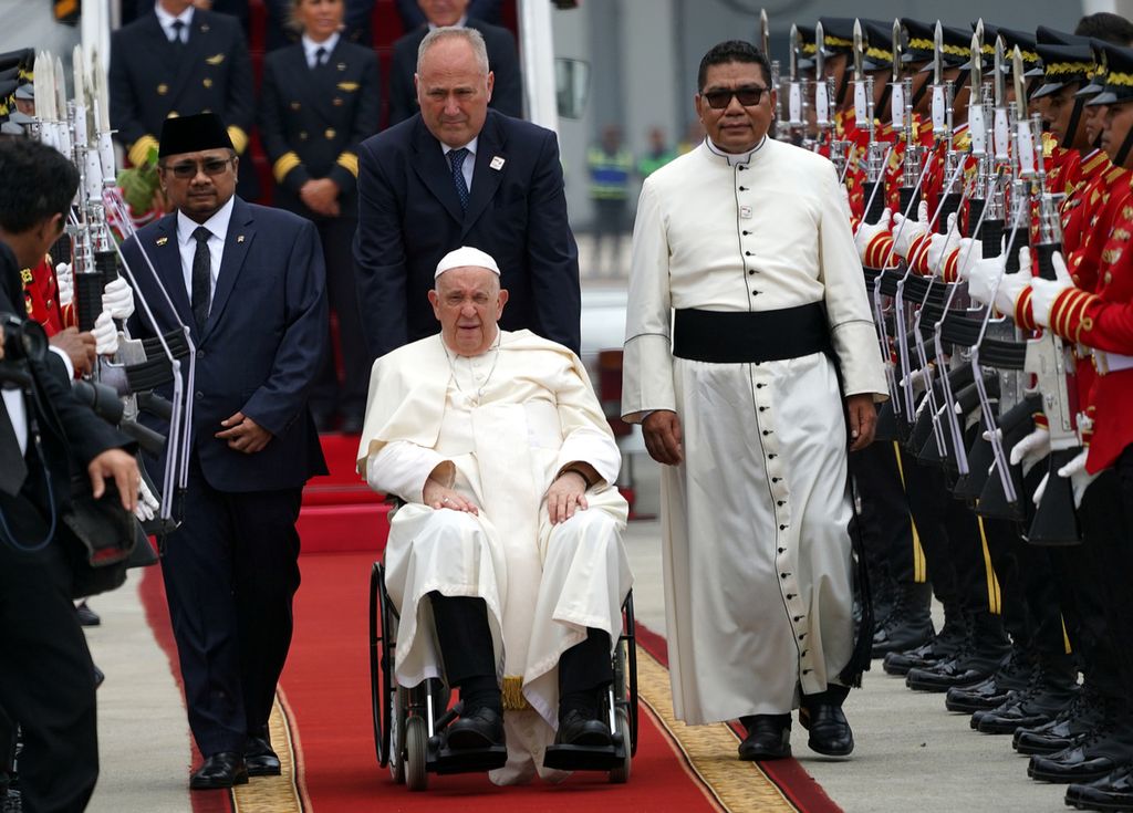 Pemimpin Tertinggi Gereja Katolik Sedunia dan Kepala Negara Vatikan Paus Fransiskus tiba di Bandara Soekarno-Hatta, Banten, Indonesia, Selasa (3/9/2024).