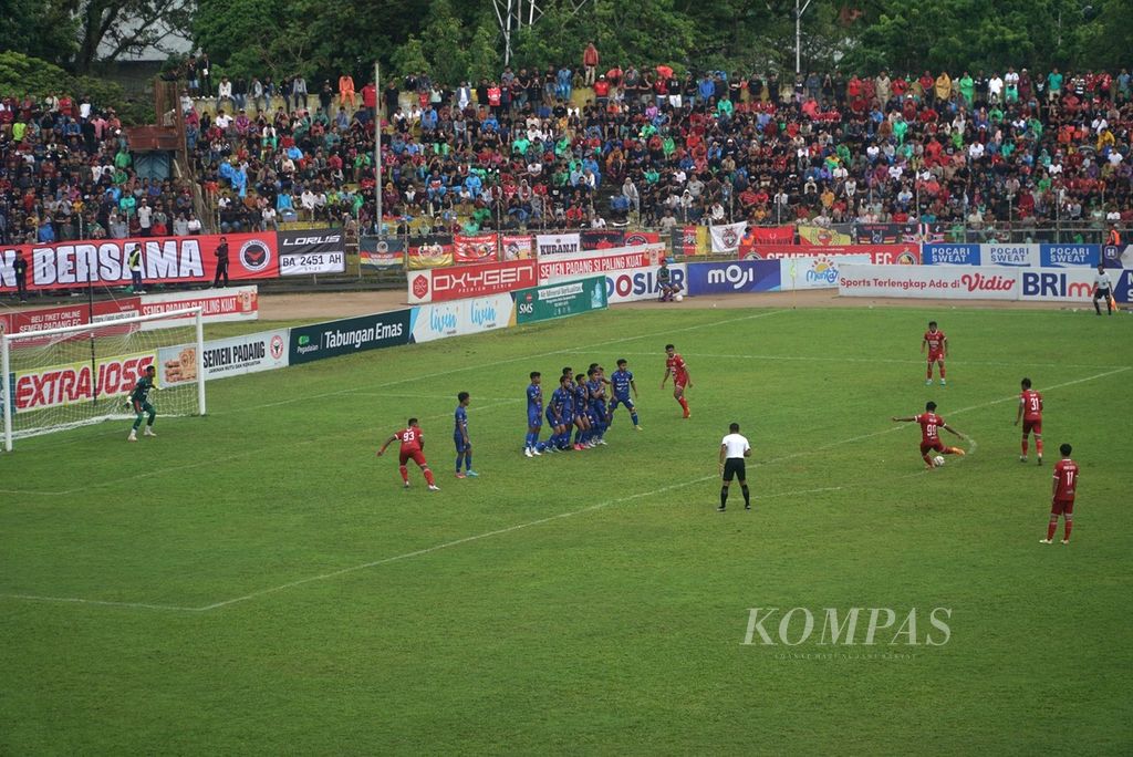 Gelandang Semen Padang FC, Risna Prahalabenta, mengeksekusi tendangan bebas ke arah gawang Persiraja Banda Aceh pada pertandingan terakhir grup X Liga 2 di Stadion Haji Agus Salim, Kota Padang, Sumatera Barat, Sabtu (3/2/2024). 