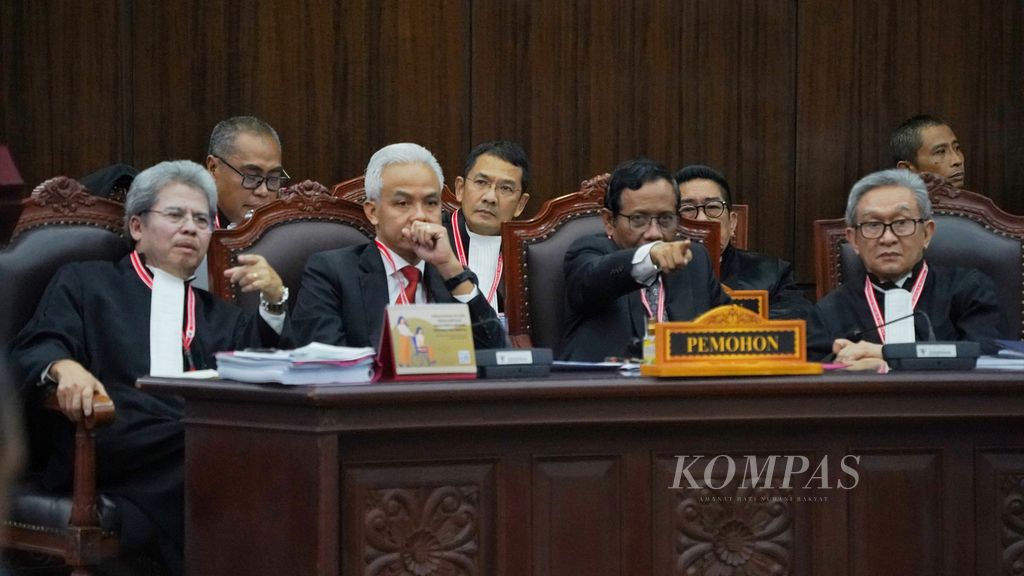Suasana meja pemohon menjelang digelar sidang pendahuluan perkara perselisihan hasil pemilihan umum pipres dalam Pemilu 2024 di Mahkamah Konstitusi, Jakarta, dengan pemohon pasangan capres dan cawapres Ganjar Pranowo dan Mahfud MD, Rabu (27/3/2024). 